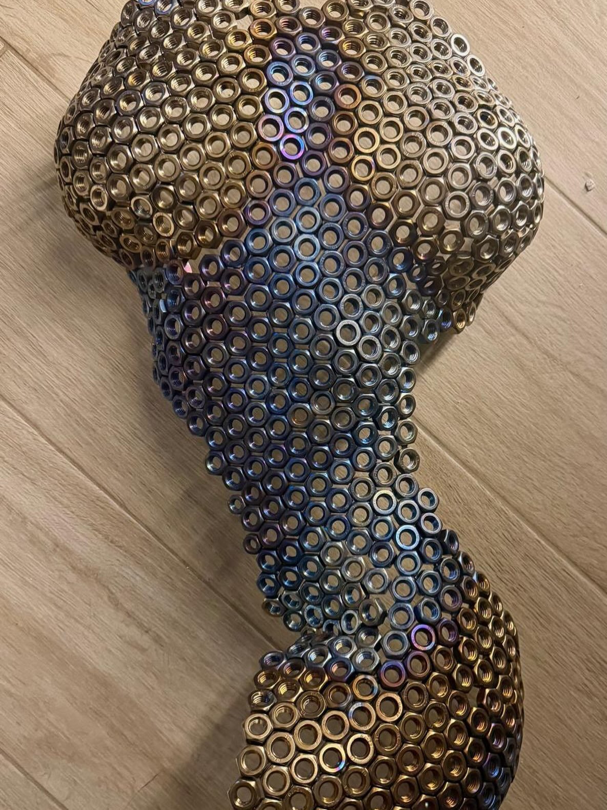 Sculpture contemporaine en écrous d’inox